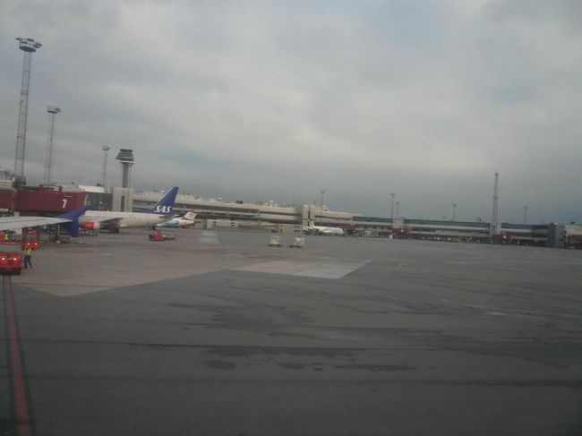30分の遅れで、無事にストックホルム・アーランダ国際空港 Stockholm Arlanda Airportに到着。 <br /><br />キャッシングで資金を調達し、空港からエアポート・コーチ Flygbussarnaでストックホルム中央駅 Stockholm Centralstationへ移動。 <br /><br />終点の中央駅には無事に到着したのだが、どうもホテルが見つからない。 ストックホルムで泊まるNordic Sea Hotelは駅そばなのですぐわかるかと思っていたが、甘かった。 結局、ホテルに電話をして道を教えてもらい、22時前に無事にチェックインすることが出来た。 海外でも使える携帯電話を持っていて本当によかったと初めて思った。 <br /><br />後でもう一度地図をよく見たらすぐわかる場所にあった。 どうもバスターミナルと中央駅の位置関係を間違えていたようだ。  疲れていたんだろうね。 <br /><br />中央駅へは、他にArlanda Express Trainでも行けて、こちらの方が所要時間が半分の20分くらいだが、その分値段が倍の200SEK。 ホテルはこのArlanda Expressの到着ホームのすぐそば。<br /><br />無事にチェックイン出来たので、部屋で空港で買ったパンを食べて落ち着いたところで、明日からの行動のために早速街に出た。 