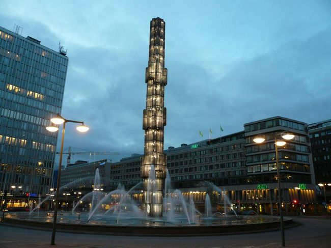 セルゲル広場 Sergels Torgのガラスのタワー。 光が灯るととても綺麗だった。 