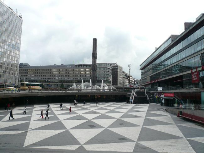 二日目。<br /><br />ホテルのフロントでStockholm Cardを買って、8時過ぎに街に出た。<br />早朝8時半頃のセルゲル広場 Sergel Torg。 まだ人もまばら。 みんな会社に行く人かな？ 
