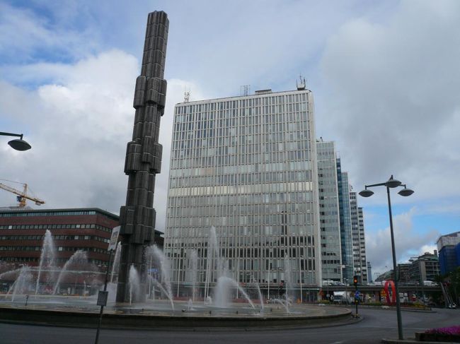 ガラスのタワーと、街の雰囲気からすると少し違和感を感じる5棟のビル群Höghhusen。 