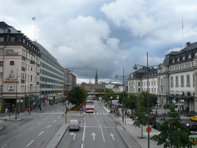 Klarabergsgatan通りの橋の上からのVasagatan通り。 右がストックホルム中央駅。 遠くに見えるのが、ガムラ・スタン Gamla Stan。 