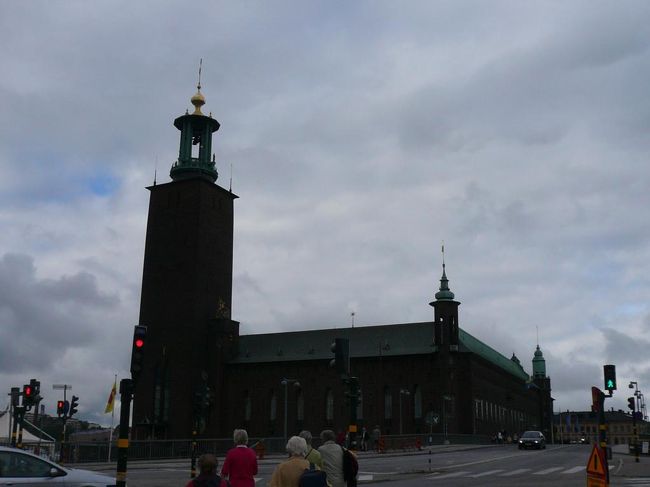 中央駅そばのメーラレン湖畔にそびえる市庁舎 Stadshusetへ。 今日は市庁舎の周囲と塔に登る。  <br /><br />9時過ぎに市庁舎に到着。 開場は10時と聞いていたのだが、既に開いていて塔に登ることが出来た。 