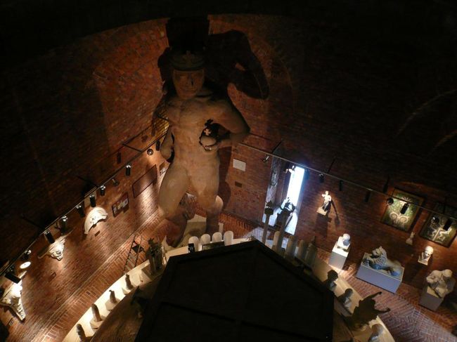 塔へはエレベーターで途中まで昇って、後は歩いて登っていく。 エレベーター到着フロアーにはこんな像が... 