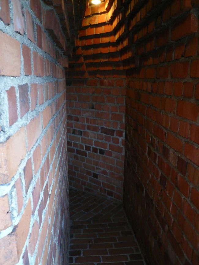 この狭い道をひたすら登っていく。 