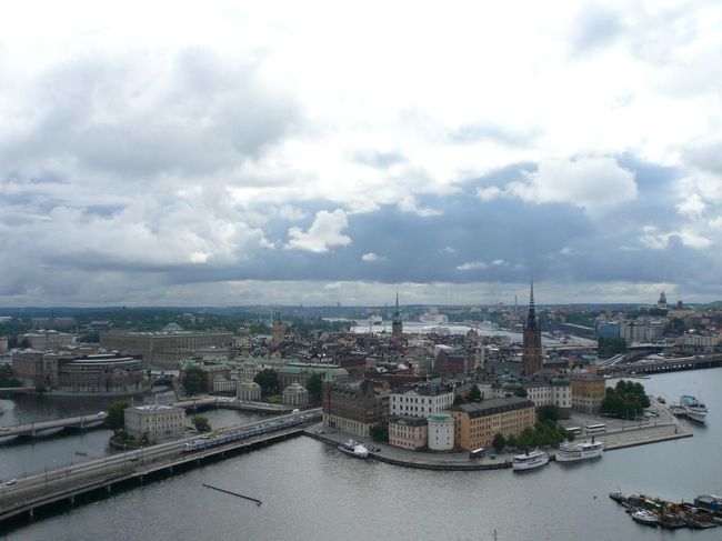 塔の上からの風景はとても綺麗だった。 苦労して登った甲斐があった。 <br /><br />写真はガムラ・スタン方面。 左から国会議事堂、王宮、ガムラ・スタン。 