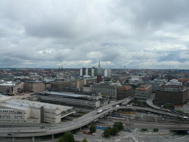 中央駅、セルゲル広場方面。 中央の教会がクララ教会。 