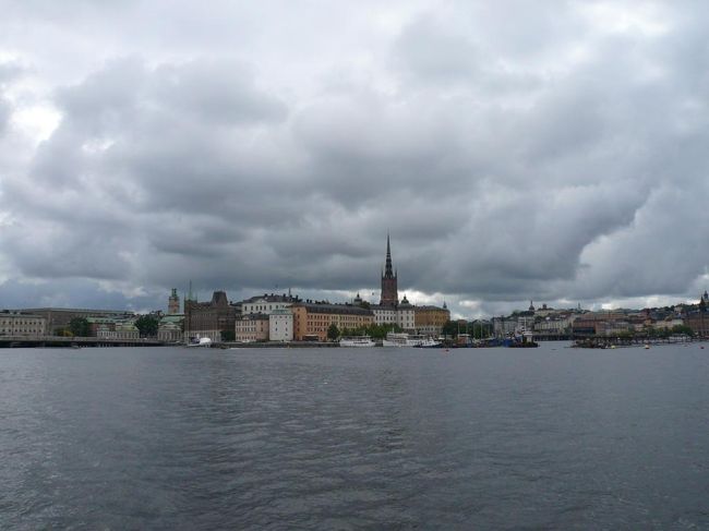 塔を降りて市庁舎の前の湖畔を散策。 <br /><br />写真は市庁舎からのGamla Stan方面の風景。 曇りだったのが残念だけど、それでもとても綺麗だった。 