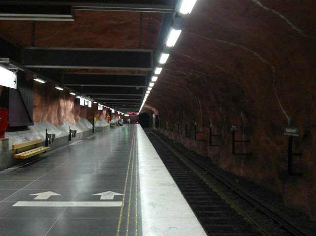 地下鉄 Tunnelbanaで、Rådhuset駅からKungsträgården駅まで行き、歩いてセルゲル広場へ。 <br /><br />地下鉄の地上出口を出た後、方向が良くわからなったが、ガラスの塔を見つけることが出来て無事にたどり着いた。 <br /><br />その後、Sergel TorgのT-Centralen駅からGamla Stan駅へ地下鉄で移動した。  