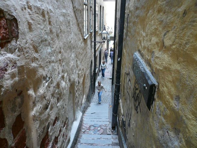 通りは登りの階段になっていて、人がすれ違うのがやっと。 