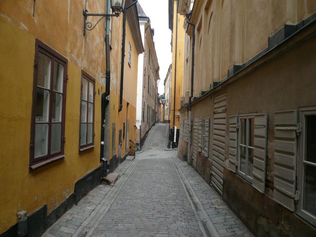 Mårten Trotzigsgränd通りの上の入り口のあるVästerlånggatan通り。 