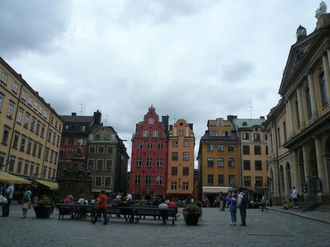 カフェが並ぶ大広場 Stortorget。 1520年に90人くらいの貴族等の断頭刑が行われた恐ろしい場所。 そんな場所でアイスを食べた。 