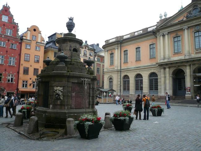 大広場の噴水。 右の建物は期間限定でノーベル博物館 Nobelmuseet。 昔は証券取引所 Börsenだった建物。<br /><br />ノーベル賞のメダルのチョコを売っている。 この先、どうもノーベル賞はもらえそうにないので、メダルのチョコを買ってきた。 