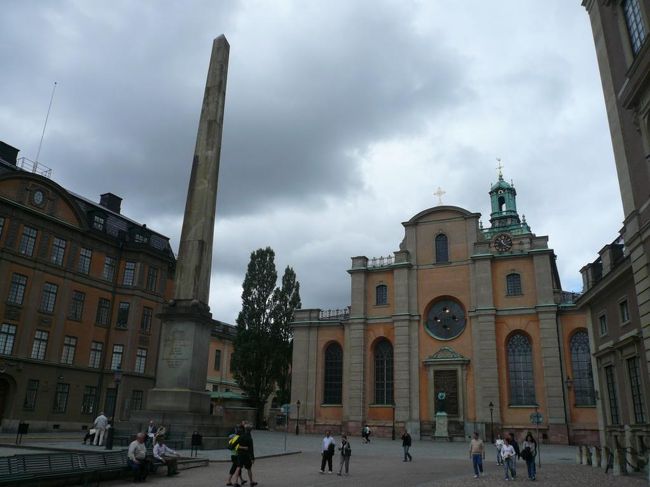 大聖堂 Storkyrkanとオベリスク。 