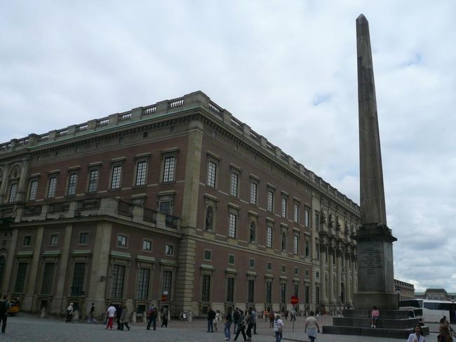 二日目の続き<br /><br />王宮 Kungliga Slottet。 Slottsbacken側。 