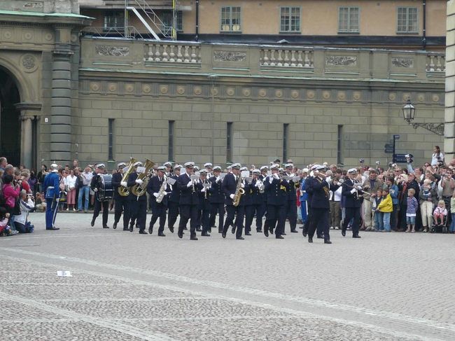 交替する衛兵は音楽隊に引き続いて... 