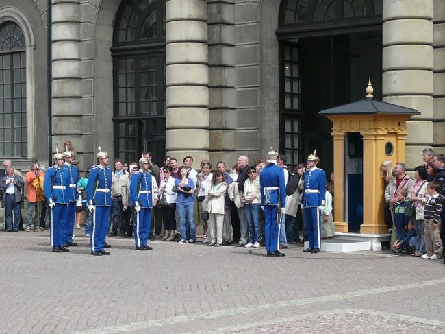 各部署の衛兵と一人ずつ交替していく。 