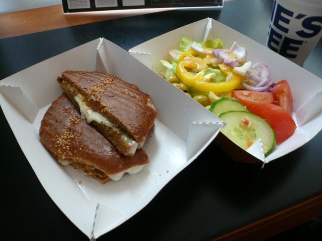 風が結構吹いていて、衛兵交替式を見ている間に体が冷えてきたので上着を取りにホテルへ一度戻った。 ついでに途中のカフェで昼食を買って帰った。 <br /><br />休憩後、再びガムラ・スタンへ。  Gamla Stan駅からドイツ教会を経由してRiddarholmon島へ向かった。 