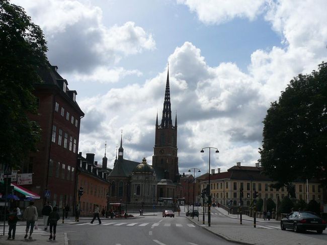 Myntgatan通りからのリッダーホルメン島 Riddarholmen。 