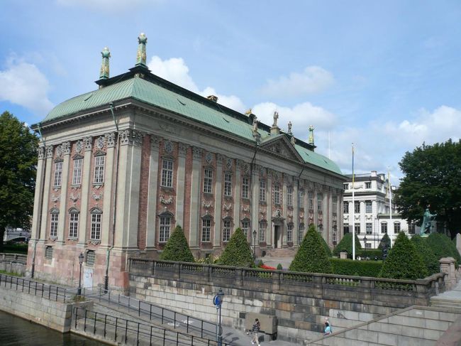 リッダーホルメン島の手前にある貴族の館 Riddarhuset。 