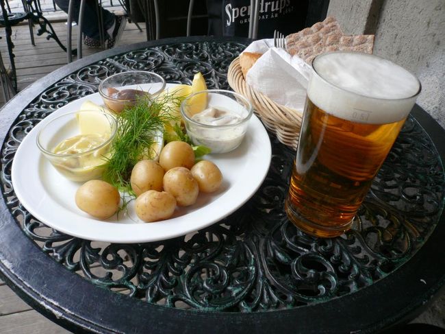 料理名は覚えていないけれど、3種類の魚の料理とビール。 2つはおいしかった。 1つはまぁまぁ。 ちょっとすっぱかったかな。 