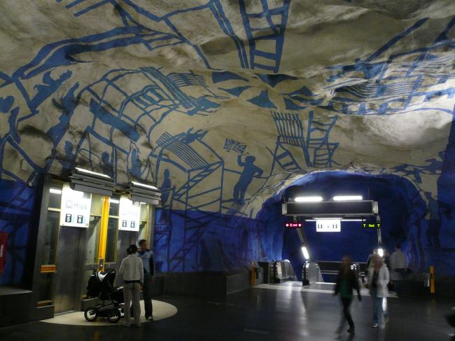 三日目。<br /><br />8時過ぎに街へ。 地下鉄でT-Centralen駅からÖstermalmstorg駅へ。 <br /><br />写真はT-Centralen駅の中。 ストックホルムの地下鉄の駅はデザインが面白い。 