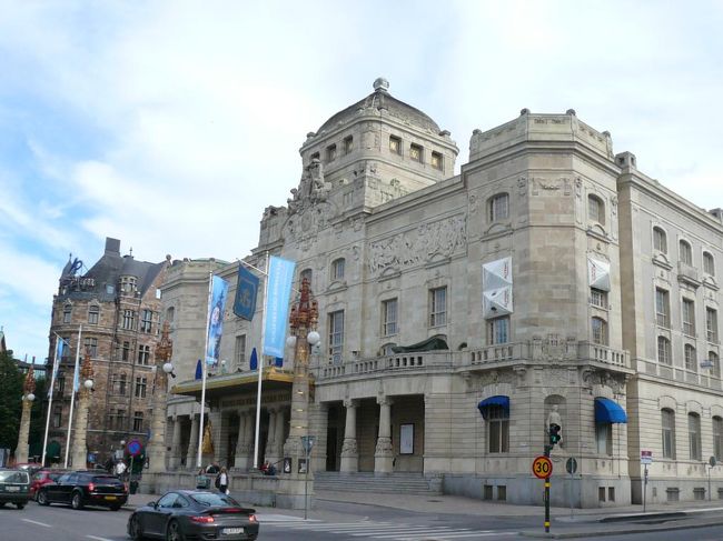 Östermalmstorg駅からニーブリーハムネン港 Nybrohamnenへ歩いて行った。 写真は港のそばの王立劇場 Dramatiskkateatern。 