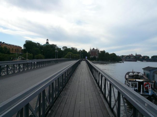 10時のStockholm Cardで乗れるRoyal Canal Tourの船の乗船時間までまだ時間があったため、橋を歩いてシェップスホルメン島 Skeppsholmenへ。 この橋は1車線通行で、信号で交互に車が通行することが出来るくらいの小さな橋。 