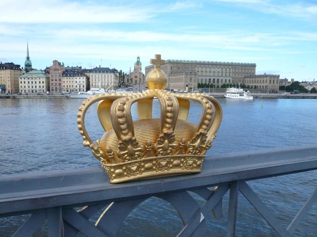 橋の中央にある王冠のオブジェ。  
