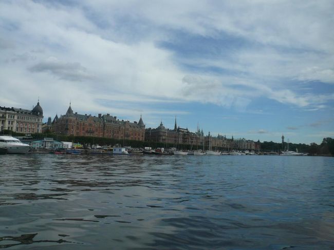 Royal Canal TourはStockholm Cardで乗れる観光ツアー。 ニーブリーハムネン港を出発して、50分くらい掛けてユールゴーデン島 Djurggårdenを一周した。 <br /><br />写真はビヨン・ボルグも住む高級住宅街 Stradvägen通り。 