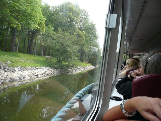 穏やかな運河を通ってユールゴーデン島を回る。 