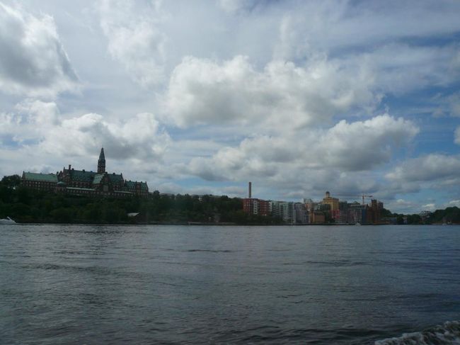 ガムラ・スタンの横を通って出発地点のニーブリーハムネン港へ。  