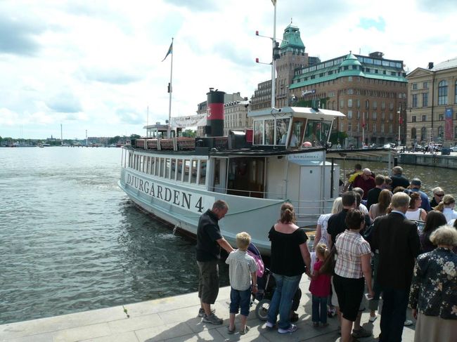 ガムラ・スタンからのフェリーは1,2便待たないといけないくらい混んでいたが、ニーブローハムネン港から出るフェリーにはすぐ乗ることが出来た。 このフェリーでユールゴーデン島に向かった。 