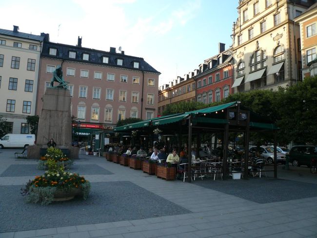 いくつかデパート(NK、Gallerian、Pub)を見学した後、Gamla Stan駅近くのレストランで夕食。 