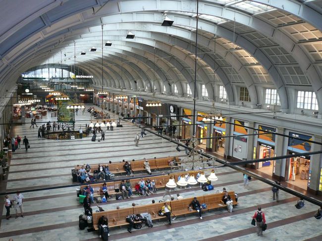 四日目。<br /><br />8時半頃ホテルを出て、中央駅の中を少し見学。 天井も高く、広々としていて綺麗な駅だ。 