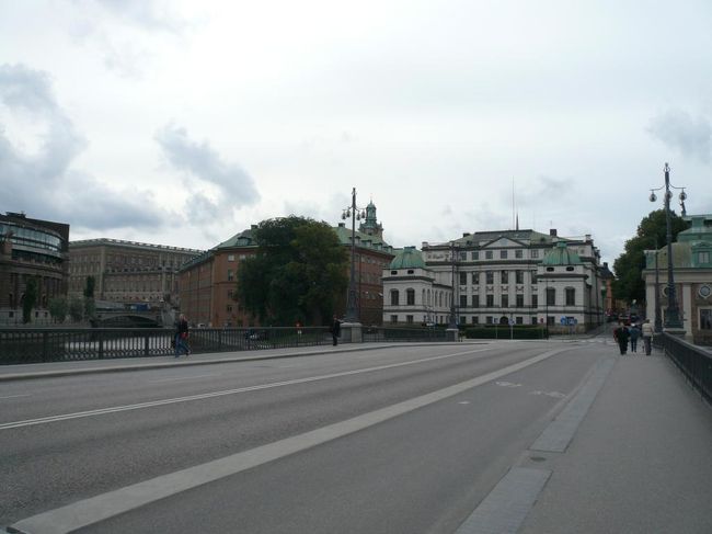 午前中はこれもStockholm Cardで乗れるHistorical Canal Tourに乗る予定なのだが、まだ時間に余裕があるためガムラ・スタン Gamla Stanへ。 <br /><br />今回はCentralbron橋を渡り、リッダーホルメン島 Riddarholmenを経由してGamla Stan駅まで歩いた。 