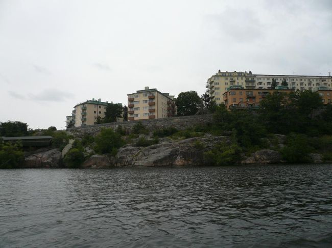 黄色いアパートは、昔、子供が3人以上いる家庭用に建てられたアパート。 ...だったと思う。 少子化対策だったかな。 