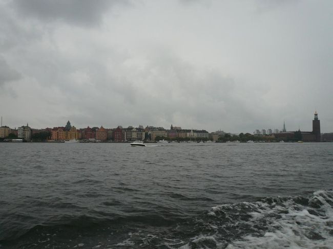 市庁舎が見えてきた。 天気が良ければもっと良かったと思うが、いろいろな建物の歴史の説明を聞きながらの50分はあっという間だった。 