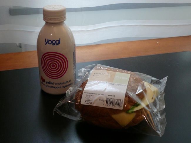 少しお腹が空いたので、コンビニでYoggieとパンを買って、荷物を置きに一度ホテルに戻った。 
