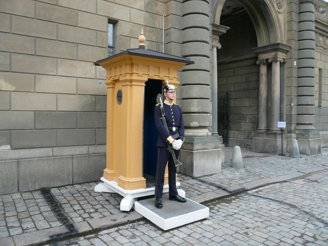 またガムラ・スタンの王宮 Kungliga Slottetに行った。 衛兵の服装が変わっていた。 時々変わるらしい。