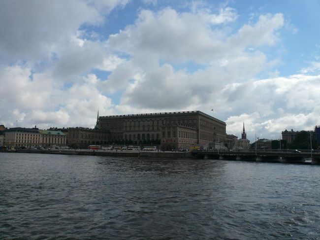 ストックホルムで見たいもの、行きたいところは大体行ったと思うので、最後に現代美術館に行くことにした。 <br /><br />写真は現代美術館に向かう途中のStrömkajen通りからの王宮。 <br /><br />現代美術館の閉館30分前に入ることが出来た。 