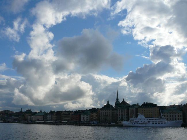 現代美術館を見学後、昨日と同じシェップスホルメン島 Skeppsholmenのベンチでストックホルムの風景、特にガムラ・スタンの風景を見ながらしばらく座っていた。 <br /><br />明日は移動日のため、19時頃、荷物の整理をしに一度ホテルに戻った。 