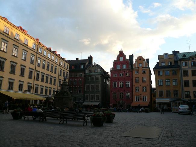 20時半頃、ホテルを出てガムラ・スタンへ。 何度行ったことか... 夕暮れの大広場 Stortorgetはとても綺麗だった。 あまり人もいなく、のんびりとした雰囲気でとても良かった。 