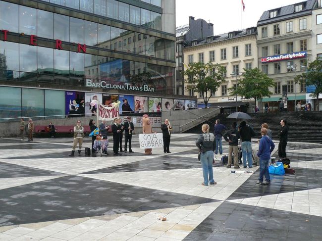 セルゲル広場 Sergel Torgでは何かの撮影をしていた。 CMかなにか？ "VALKOMNA"はスウェーデン語で「ようこそ」の意味だというところまではわかったが、"GOA GUBBAR"がわからない。 