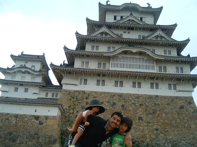 でも、正面から見ると、ぴしっとあっているように見えます。このとき、わたしの３ｍ後ろのベンチで、南米のお方風のカップルが、激しく抱き合い接吻中。長い。