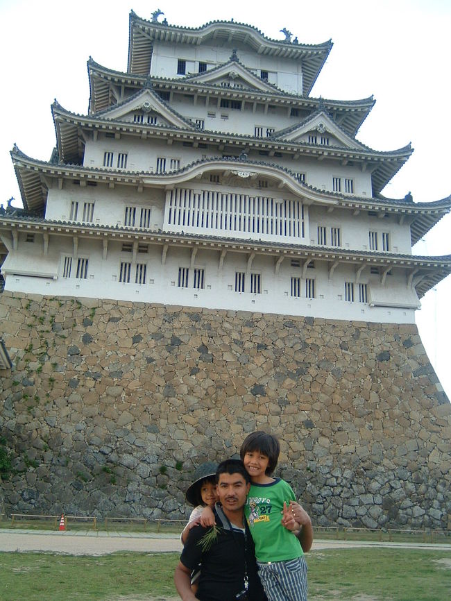 写真を何枚撮っても、終わらない。接吻。こどもが、「あいしようるねえ」と大きな声で言っても、それは続いた。帰ろう。