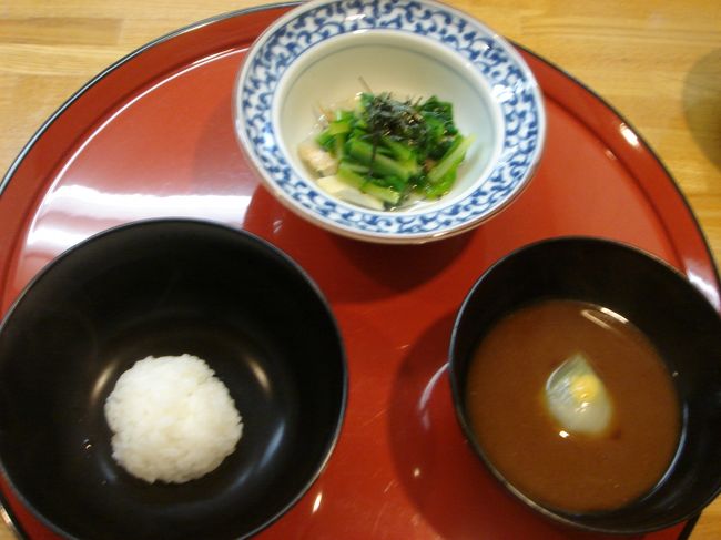 月に２度メニューが変わるそうです。<br />今回のテーマは5月だけあって“緑（あお）一色”<br /><br />左：一口ごはん<br />真中：青菜のおひたし<br />右：かぶの赤味噌汁