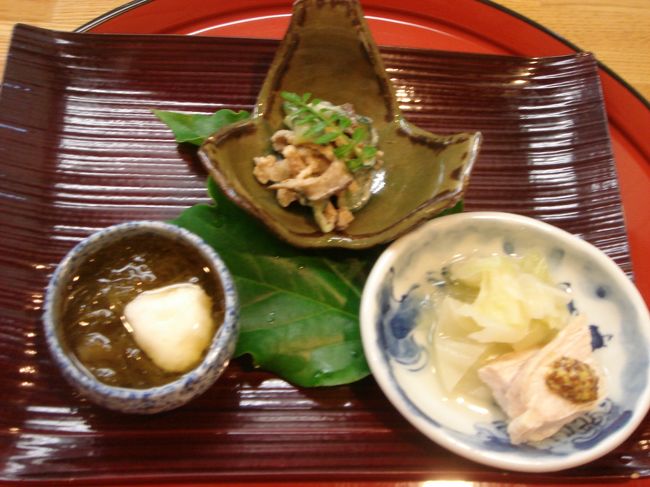 左：もずく・とろろ<br />まん中：きのこのごま和え物<br />右：茹でキャベツとささみ