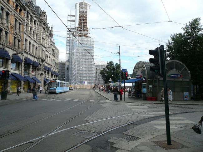 4時半頃ホテルにチェック・インして荷物の整理をした後、さっそく街へ。 事前情報で分かっていたとはいえ、オスロ大聖堂 Oslo Domkirkeの修復工事は残念。 写真はホテルの前のKristian IVs Gate通りから続くGrensen通りからの大聖堂。 