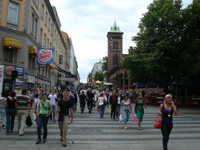 そのまま中央駅まで歩き、目抜き通りのカール・ヨハン通り karl Jorhans Gateを中央駅の入り口から歩いていった。 