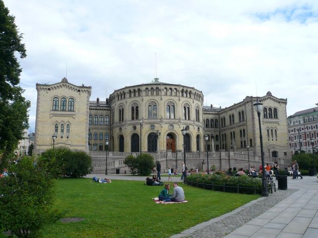 カール・ヨハン通り沿いにある国会議事堂 Stortinget。 前が公園になっていてみんな思い思いにくつろいでいた。 